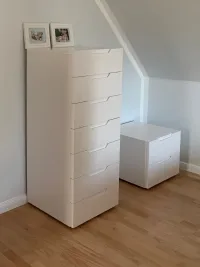 Design 7-drawer chest and nightstand: The perfect complement to our wardrobes, as they can be lacquered in the same color for a cohesive look.

Featuring a similar integrated handle, they pair seamlessly with our wardrobes that have integrated handles. Ordered together with the wardrobe, they were placed next to it in our client’s bedroom in Lübeck, Germany – RAL9003 matte lacquered with integrated handles.