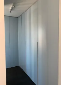 Customized corner built-in wardrobe in Düsseldorf, Germany - FB 27 Parma Fray matte lacquered with integrated handles.