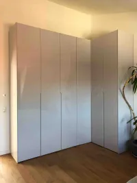 Customized corner wardrobe in Mannheim, Germany - RAL7047 Lacquered High Gloss with integrated handles.
