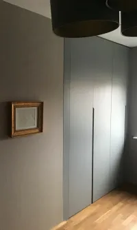 Fitted wardrobe: personalized in color and dimensions, designed by our client for their office room to add a unique touch with great style – Hanover, Germany – RAL7042 matte lacquered with integrated handles.

The exact measurements of the niche are 180 cm in width, 270 cm in height, and 61 cm in depth.