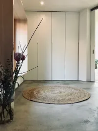 Fitted wardrobe: a light color that creates a welcoming atmosphere in our client’s entrance in Oldenburg, Germany – RAL9003 matte lacquered with integrated handles.