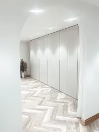 Fitted wardrobe - Northamptonshire, England - matte lacquered in FB 241 Skimming Stone with integrated handles.

The exact measurements of the niche are 540 cm in width, 295 cm in height, and 61 cm in depth.