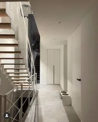 Fitted wardrobe: a stylish entrance black & white in a modern house with a perfectly matched wardrobe makes this space look well-designed - Spaichingen, Germany. The wardrobe is matte lacquered in RAL9003 and features handles 33 lacquered in matte RAL9005.

The exact measurements of the niche are 98 cm in width, 257 cm in height, and 61 cm in depth.