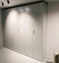 Customized wardrobe: This wardrobe was installed inside a niche that is less deep than the wardrobe itself. The side panels remain visible, which is why they are lacquered. The small recessed grip handles are in the same color as the wardrobe for a seamless look. The light color of the wardrobe perfectly matches the bedroom of our client in Munich, Germany – RAL7035 matte lacquered with recessed grip handles S1.

The exact dimensions of this wardrobe are: 277 cm in width, 265 cm in height, and 61 cm in depth.